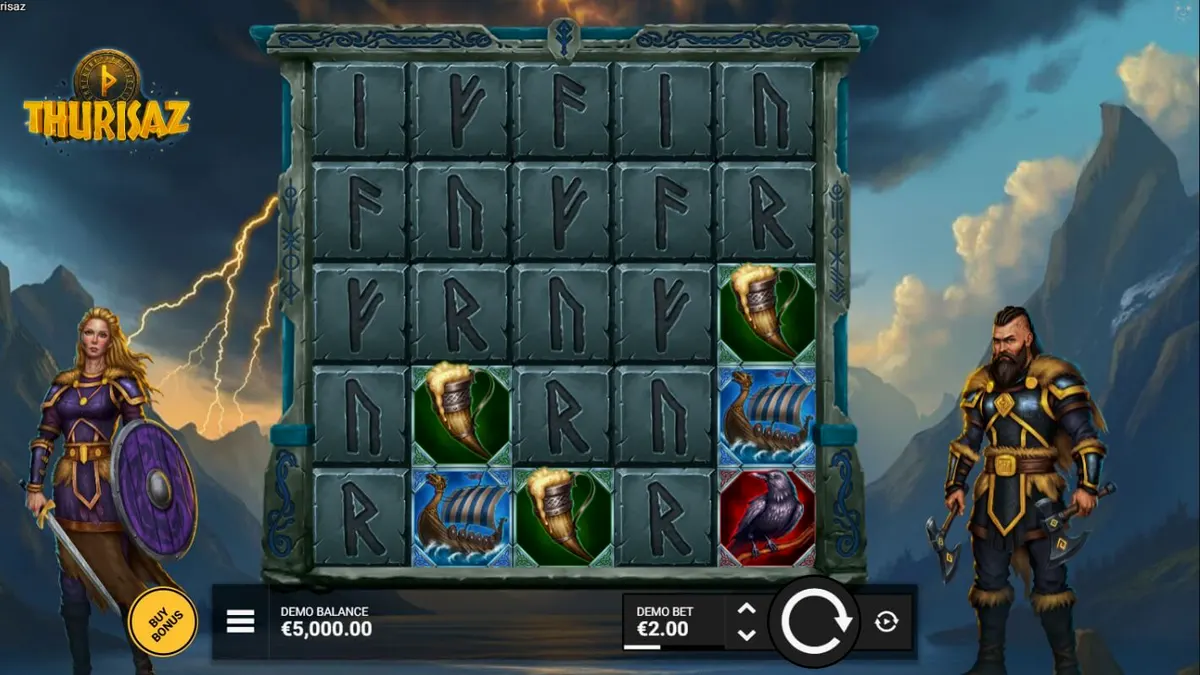 Pemandangan dramatis slot Thurisaz dengan tema Viking dan prajurit di sisi gulungan.